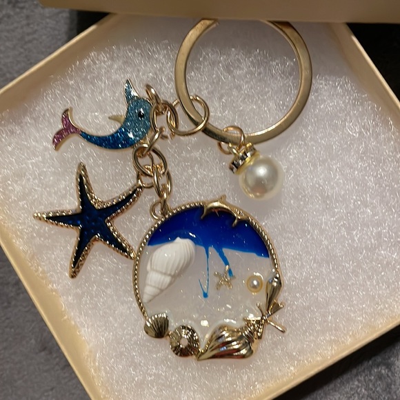 Seashells Beach Dolphin Starfish Sanddollar Beautiful Keychain Bag Charm - Picture 6 of 7